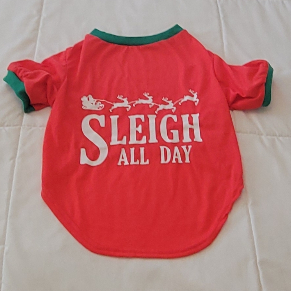 Festive Red Multi Christmas “Sleigh All Day” Graphic Pullover Dog Shirt. Sz: L